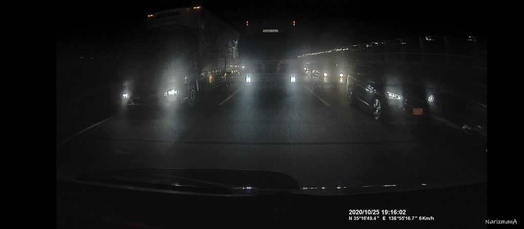 夜間のドライブレコーダーのリア映像の再生画面