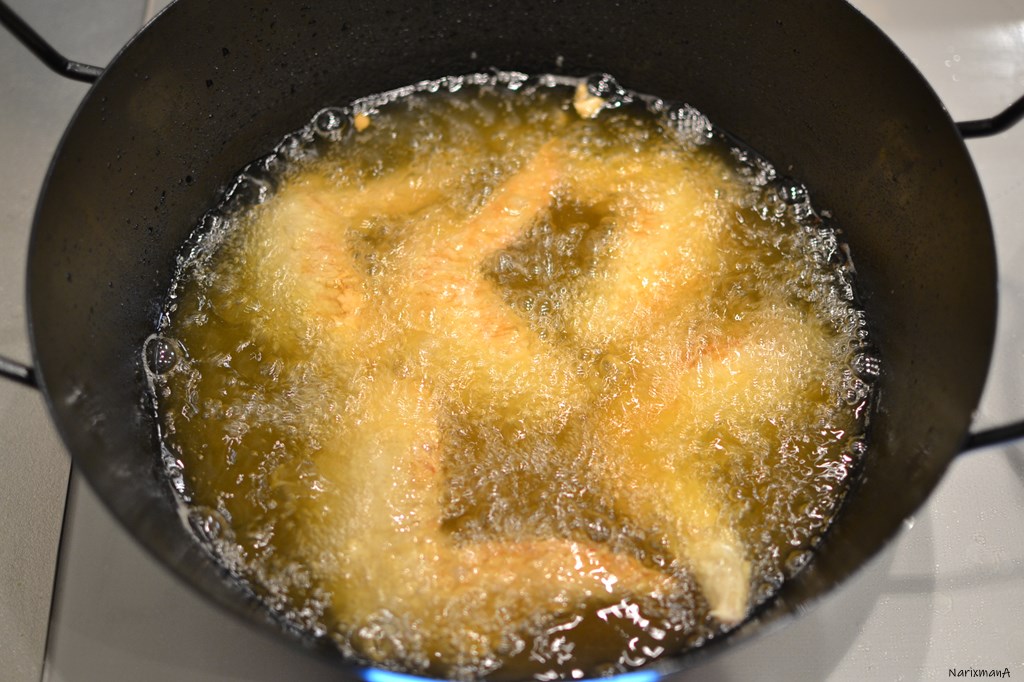 ラバ―ゼ揚げ鍋で手羽先５本を揚げる